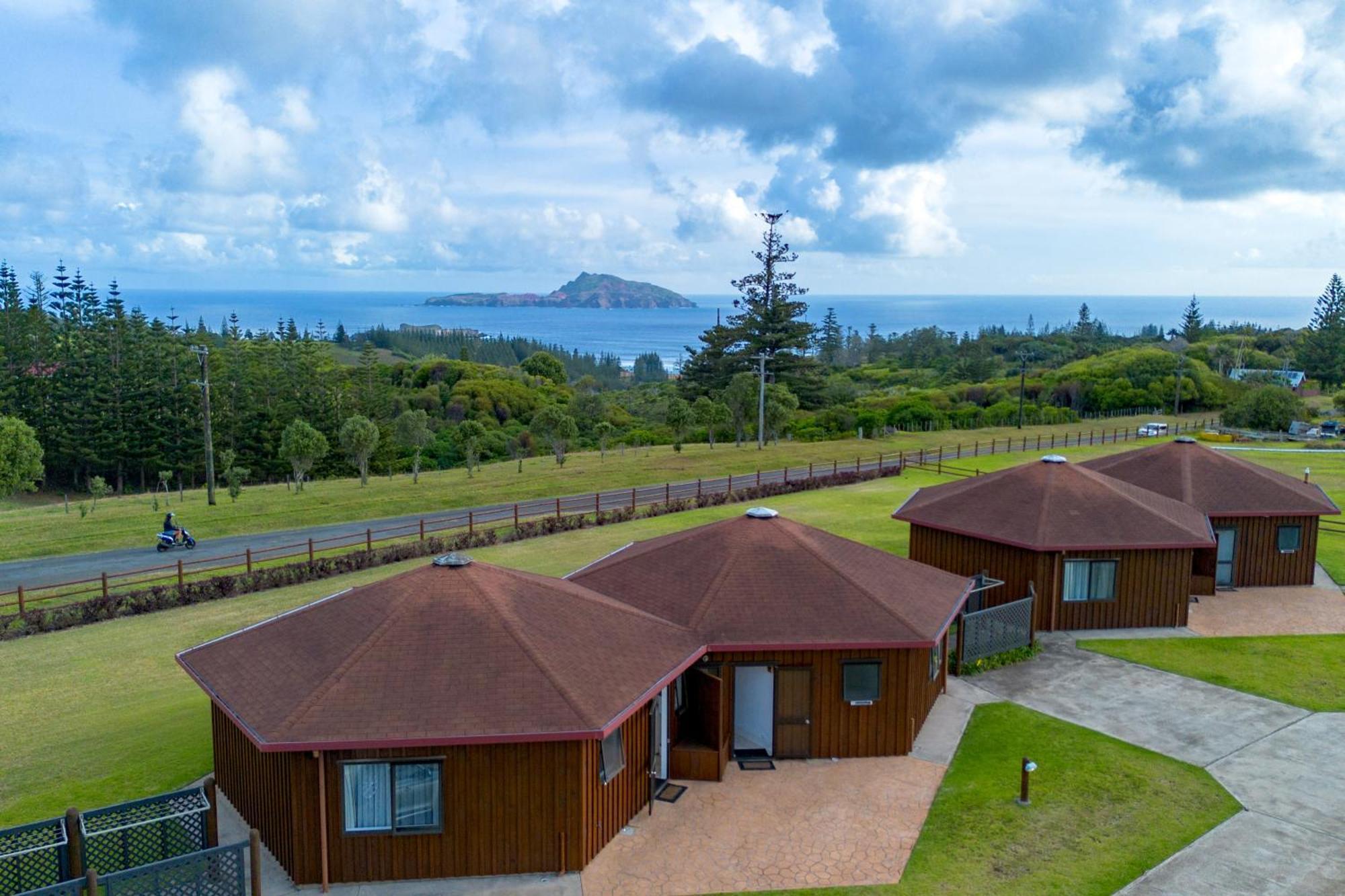 Ocean Breeze Cottages Burnt Pine Exterior photo