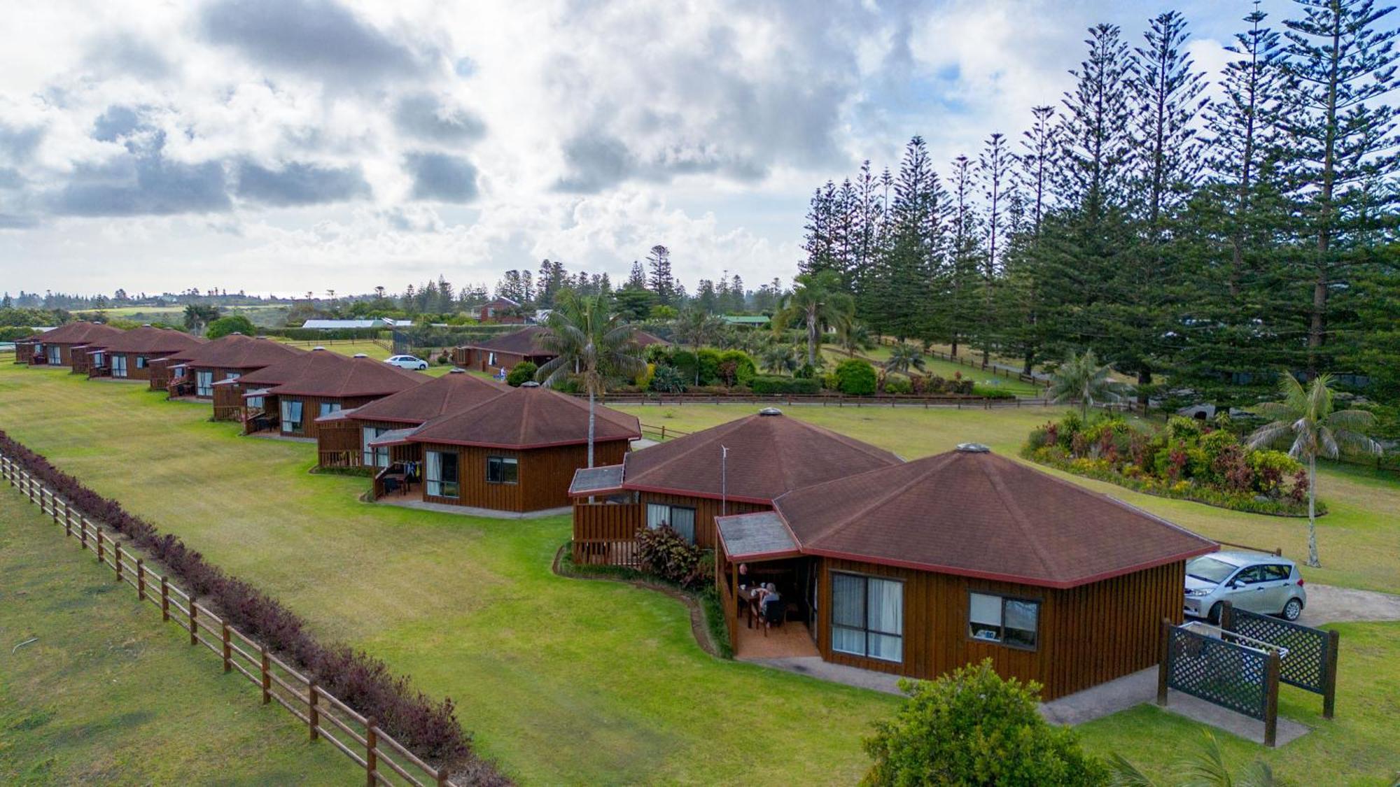 Ocean Breeze Cottages Burnt Pine Exterior photo