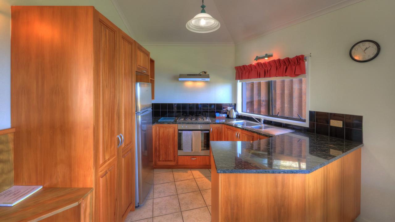 Ocean Breeze Cottages Burnt Pine Exterior photo